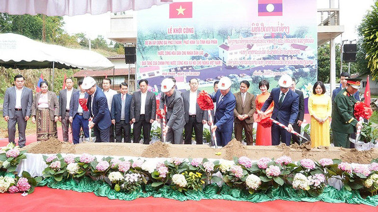 Các đại biểu làm lễ động thổ khởi công dự án. (Ảnh: DUY TOÀN) 2.jpg