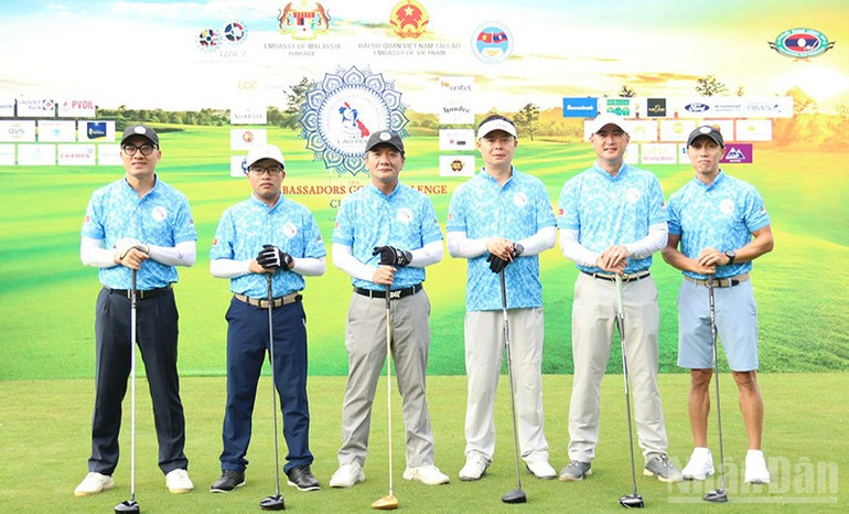 Đại sứ Việt Nam tại Lào Nguyễn Minh Tâm (thứ ba từ trái sang) cùng các vận động viên. (Ảnh: DUY TOÀN) ndo_br_2.jpg