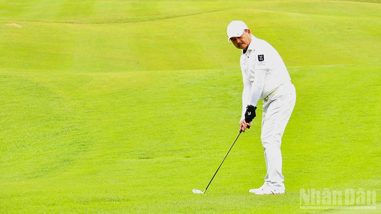 Phó Thủ tướng Chính phủ Lào Kikeo Khaykhamphithune thực hiện cú đánh công cờ. (Ảnh: DUY TOÀN) ndo_br_4.jpg