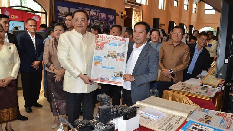 Thủ tướng Lào thăm gian trưng bày sản phẩm của Báo Pasaxon, Tiếng nói của Trung ương Đảng Nhân dân Cách mạng Lào. (Ảnh: Báo Pasaxon) 1-3236.jpg