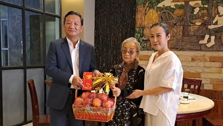 Đại sứ Việt Nam tại Lào Nguyễn Minh Tâm thăm, tặng quà một số gia đình có công với cách mạng hai nước Việt Nam và Lào. (Ảnh: Cộng tác viên) 2.jpg
