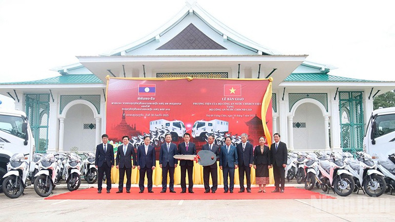 Bàn giao phương tiện hỗ trợ của Bộ Công an Việt Nam cho Bộ Công an Lào. (Ảnh: HẢI TIẾN) ndo_br_4.jpg