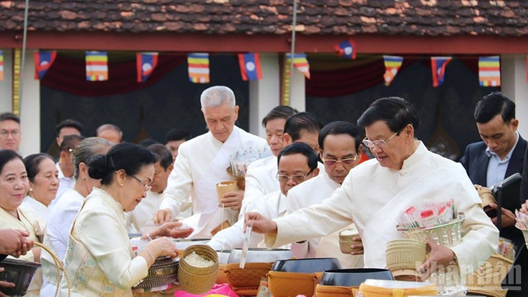Lãnh đạo Đảng, Nhà nước Lào và thủ đô Vientiane tham gia hoạt động văn hóa-tôn giáo sáng 5/11. (Ảnh: DUY TOÀN) ndo_br_4.jpg