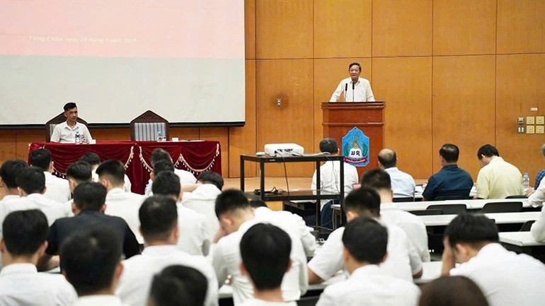 Đại sứ Nguyễn Minh Tâm phát biểu tại cuộc gặp mặt du học sinh Việt Nam tại Lào. (Ảnh: Cộng tác viên) 3.jpg