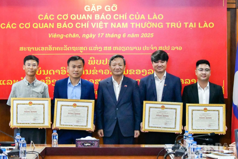 Đại sứ Nguyễn Minh Tâm trao Bằng khen của Bộ trưởng Ngoại giao cho các tập thể, cá nhân có thành tích xuất sắc trong công tác thông tin đối ngoại năm 2024. Ảnh: Hải Tiến ndo_br_1.jpg