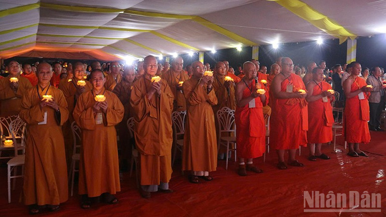 Các đại biểu cùng thành kính tưởng niệm tri ân các anh hùng liệt sĩ của hai nước Việt Nam-Lào. (Ảnh: HẢI TIẾN) ndo_br_1.jpg