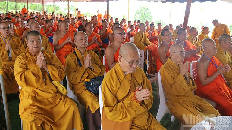Các Chư Tôn đức Tăng Ni của Giáo hội Phật giáo Việt Nam và Liên minh Phật giáo Lào thực hiện nghi lễ cầu siêu các anh hùng liệt sĩ. Ảnh: Hải Tiến ndo_br_2-7168.jpg