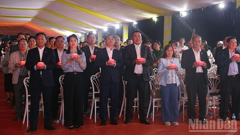 Đại sứ quán Việt Nam tại Lào và các cơ quan đại diện của Việt Nam tưởng niệm các anh hùng liệt sĩ. (Ảnh: HẢI TIẾN) ndo_br_2.jpg