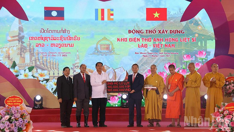 Đại sứ Nguyễn Minh Tâm trao ủng hộ lũ lụt cho đại diện chính quyền tỉnh Xiengkhouang. Ảnh: Hải Tiến ndo_br_5.jpg