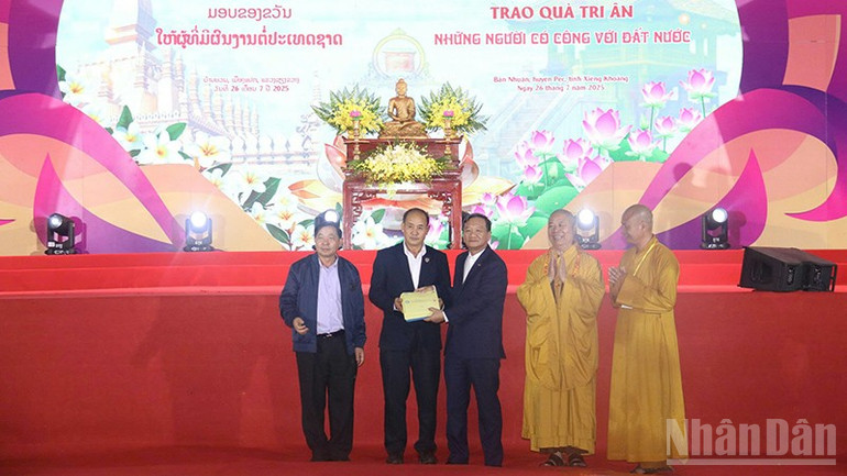 Đại sứ Việt Nam tại Lào Nguyễn Minh Tâm cùng đại diện Ban Trị sự Giáo hội Phật Giáo Việt Nam tỉnh Nghệ An trao quà tượng trưng tới các gia đình có công với cách mạng Lào-Việt Nam. (Ảnh: HẢI TIẾN) ndo_br_4.jpg