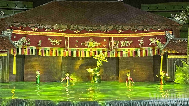 Một trong những tiết mục tại buổi biểu diễn. (Ảnh: DUY TOÀN) ndo_br_2.jpg