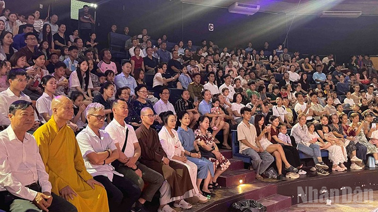 Buổi biểu diễn diễn ra trong bầu không khí sôi nổi, tràn ngập những tiếng hò reo của các em nhỏ. (Ảnh: DUY TOÀN) ndo_br_4.jpg