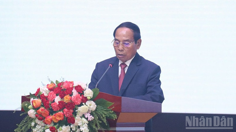Phó Chủ tịch nước Lào Bounthong Chitmany trình bày diễn văn tại buổi lễ. (Ảnh: HẢI TIẾN) ndo_br_4.jpg