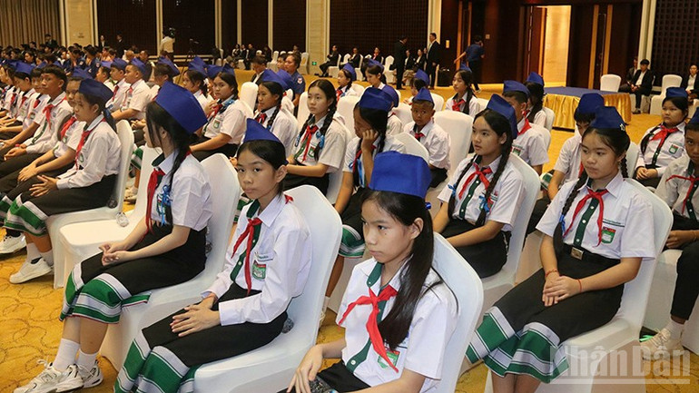 Các em học sinh Lào tham dự buổi lễ.( Ảnh: HẢI TIẾN) ndo_br_3.jpg