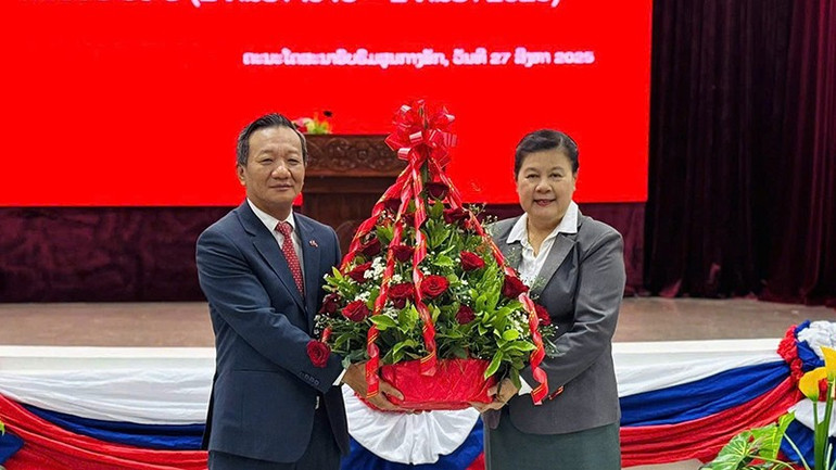 Lãnh đạo Ban Tuyên huấn Trung ương Đảng Nhân dân Cách mạng Lào trao lẵng hoa tặng Đại sứ Nguyễn Minh Tâm. (Ảnh: Cộng tác viên) 3.jpg