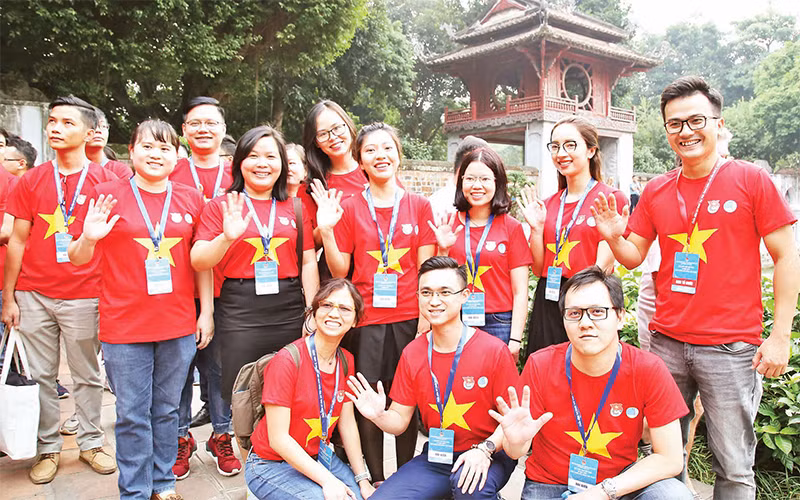 Các nhà khoa học trẻ người Việt toàn cầu tham gia hành trình Tôi yêu Việt Nam trước Diễn đàn Trí thức trẻ Việt Nam toàn cầu lần 2 (2019).  Ảnh: Lâm Đăng Hải
