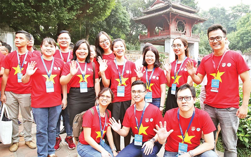 Các nhà khoa học trẻ người Việt toàn cầu tham gia hành trình Tôi yêu Việt Nam trước Diễn đàn Trí thức trẻ Việt Nam toàn cầu lần 2 (2019).  Ảnh: Lâm Đăng Hải