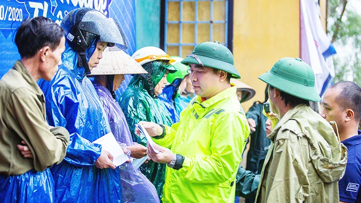 Chuyển quà cứu trợ đồng bào bị lũ lụt miền trung. Ảnh:TC MOTOR