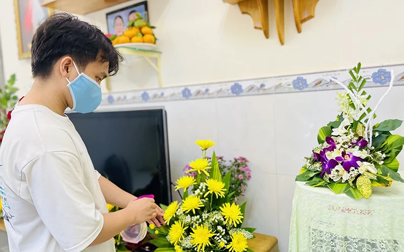 Chưa bao giờ B. lại thấy nhà mình tràn ngập hoa cúc vàng dịp 20/11 như năm nay.