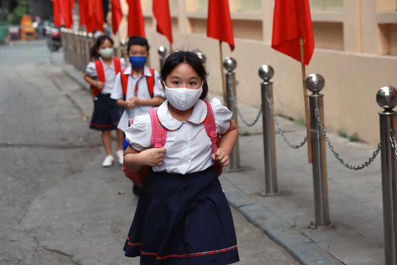 Học sinh Trường Tiểu học Thăng Long (Hoàn Kiếm, Hà Nội) trên đường đến trường. (Ảnh: THẾ ĐẠI)