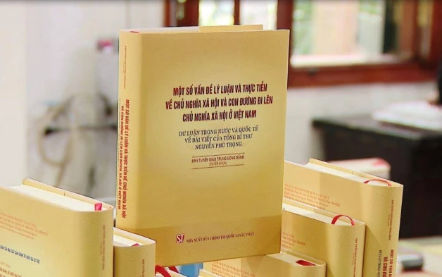 Cuốn sách "Một số vấn đề lý luận và thực tiễn về chủ nghĩa xã hội và con đường đi lên chủ nghĩa xã hội ở Việt Nam". (Ảnh: Báo Giao thông)