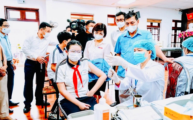 Chủ tịch UBND thành phố Hải Phòng kiểm tra công tác tiêm chủng vaccine phòng Covid-19 tại Trường trung học cơ sở Ngô Quyền sáng 20/4. (Ảnh: Cổng thông tin điện tử thành phố Hải Phòng)