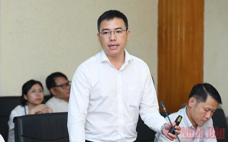 TS Phan Văn Kiền, Viện Đào tạo Báo chí và Truyền thông, Trường Đại học Khoa học Xã hội và Nhân văn, Đại học Quốc gia Hà Nội trình bày tham luận tại hội thảo. (Ảnh: THÀNH ĐẠT)