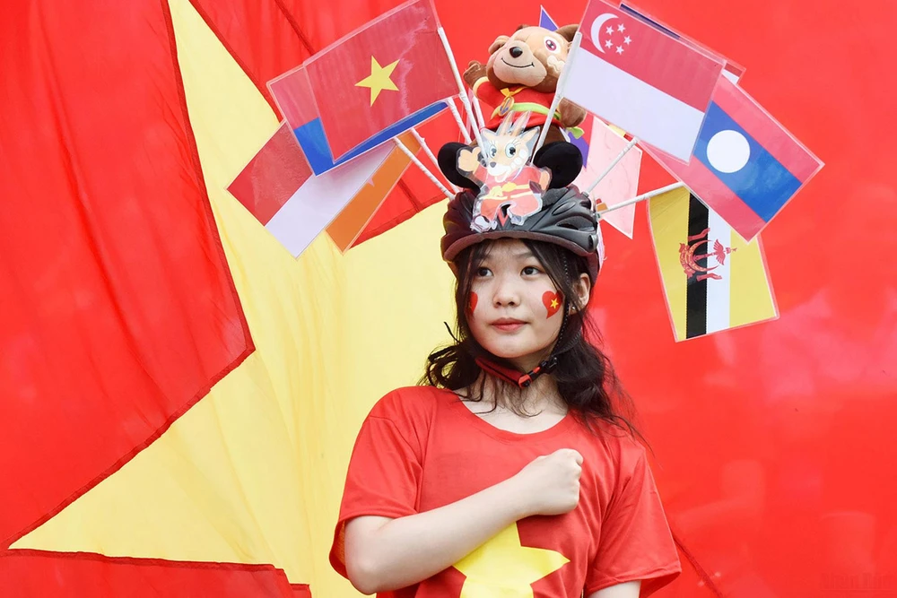 Một ASIAN đoàn kết thể hiện qua phong cách cổ vũ. 