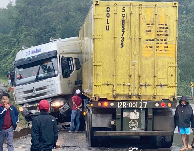Tư thế Containenr xảy ra tai nạn giao thông tại km 42+932 rất hi hữu và nguy hiểm.