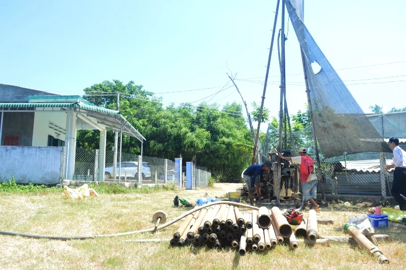 Khoan giếng tìm nguồn nước sinh hoạt cho người dân xã Phổ Khánh, thị xã Đức Phổ. 
