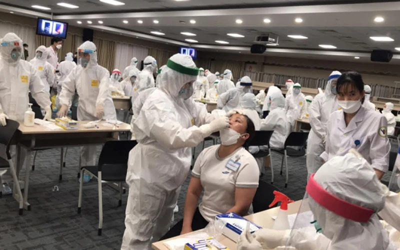 Ban Quản lý KCX-KCN TP Hồ Chí Minh phối hợp Trung tâm y tế lấy mẫu xét nghiệm sàng lọc Covid-19 ngẫu nhiên tại một công ty ở KCX Tân Thuận (quận 7, TP Hồ Chí Minh).