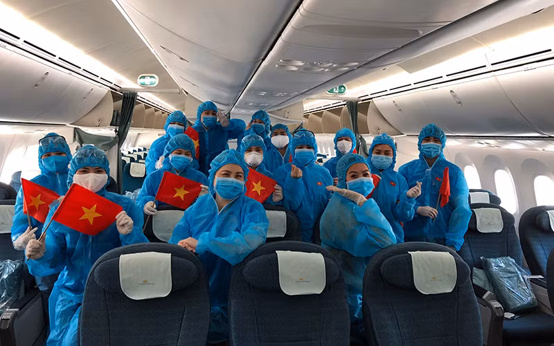 Tổ bay Vietnam Airlines trước khi khởi hành chuyến bay hồi hương cho công dân Anh từ Việt Nam và cho công dân Việt Nam từ Anh về nước. Nguồn: VNA