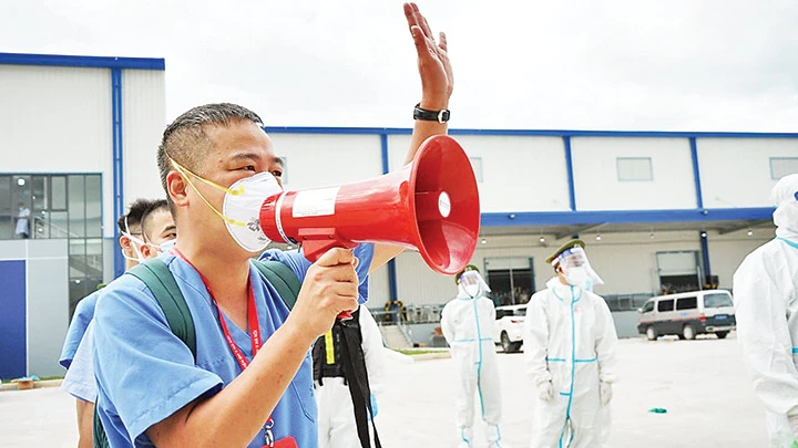 PGS, TS, bác sĩ Nguyễn Lân Hiếu chỉ đạo phòng, chống dịch tại Bình Dương.Ảnh: Thu Vân