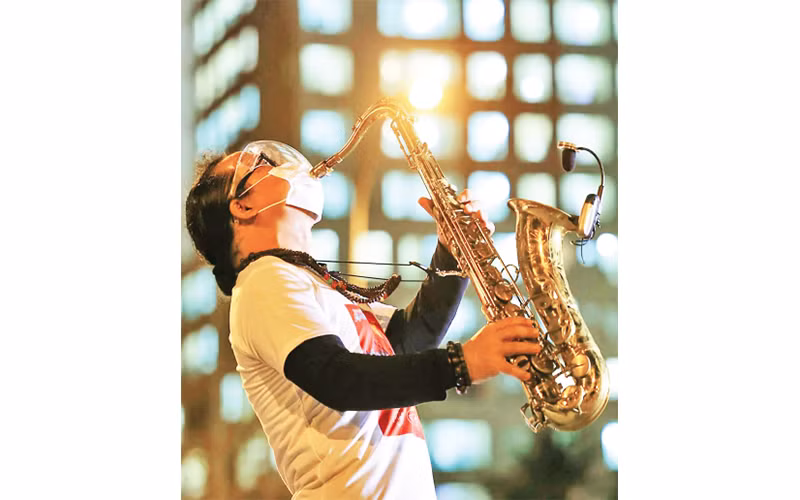 Nghệ sĩ saxophone Trần Mạnh Tuấn biểu diễn tại Bệnh viện dã chiến thu dung số 3 TP Hồ Chí Minh. Ảnh: Quỳnh Hoa 