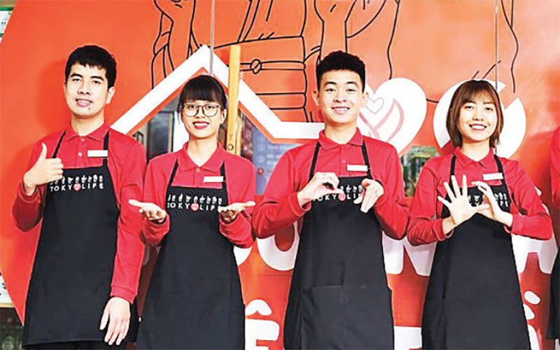 TokyoLife kiến tạo một môi trường yêu thương và tôn trọng người khuyết tật để khuyến khích họ lao động và tạo ra giá trị. 