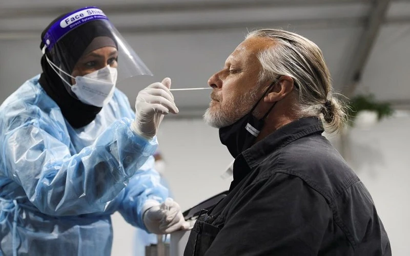 Lấy mẫu xét nghiệm Covid-19 tại Sân bay Sydney, Sydney, Australia, ngày 29/11/2021. (Ảnh: Reuters)