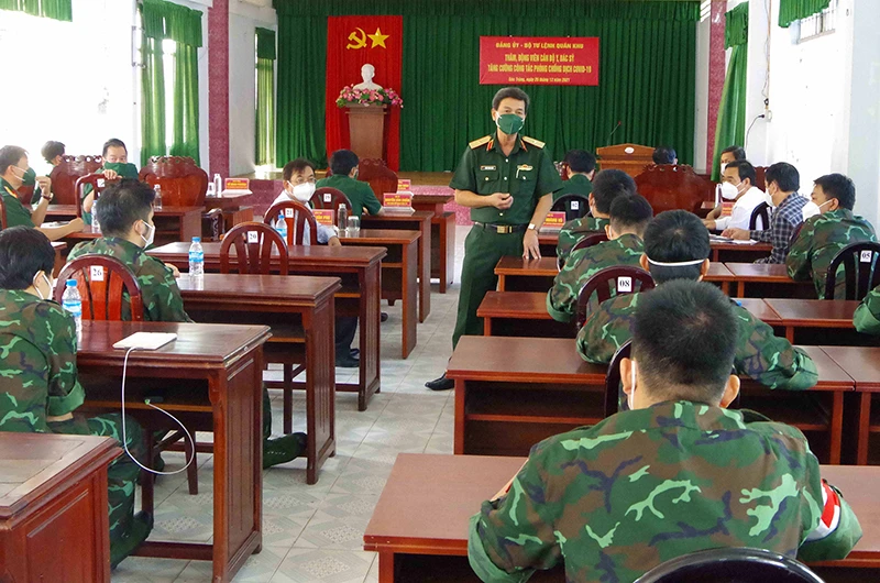 Thiếu tướng Đoàn Thanh Xuân thăm hỏi, động viên cán bộ y, bác sĩ Học viện Quân y.