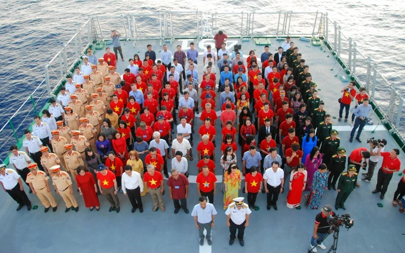 Toàn đoàn làm lễ tưởng niệm các liệt sĩ hy sinh trên đảo Gạc Ma.