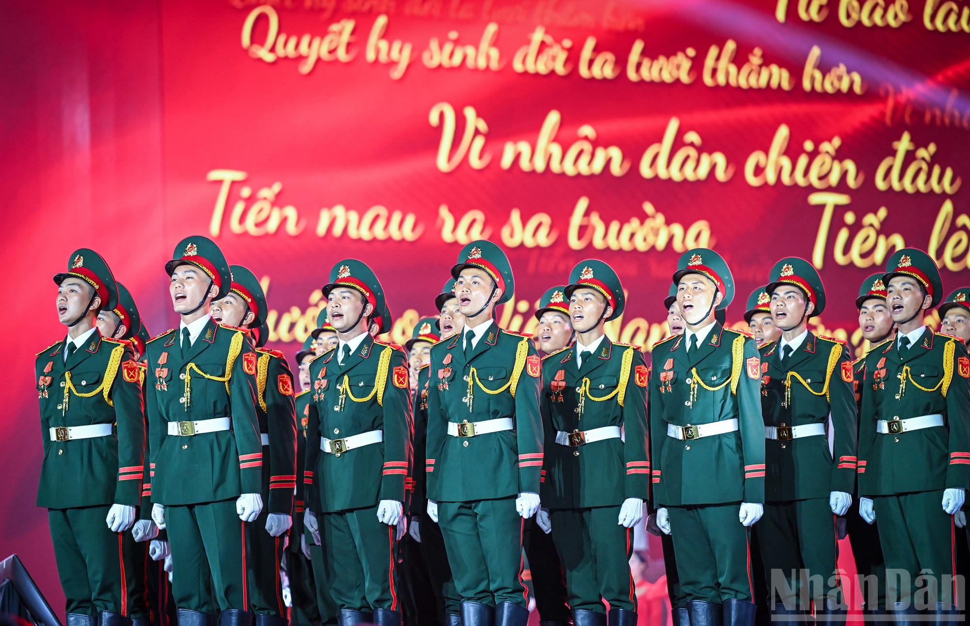 Hình ảnh hùng tráng của 68 chiến sĩ hát Quốc ca tại concert quốc gia "Tổ quốc trong tim". ndo_br_10a.jpg