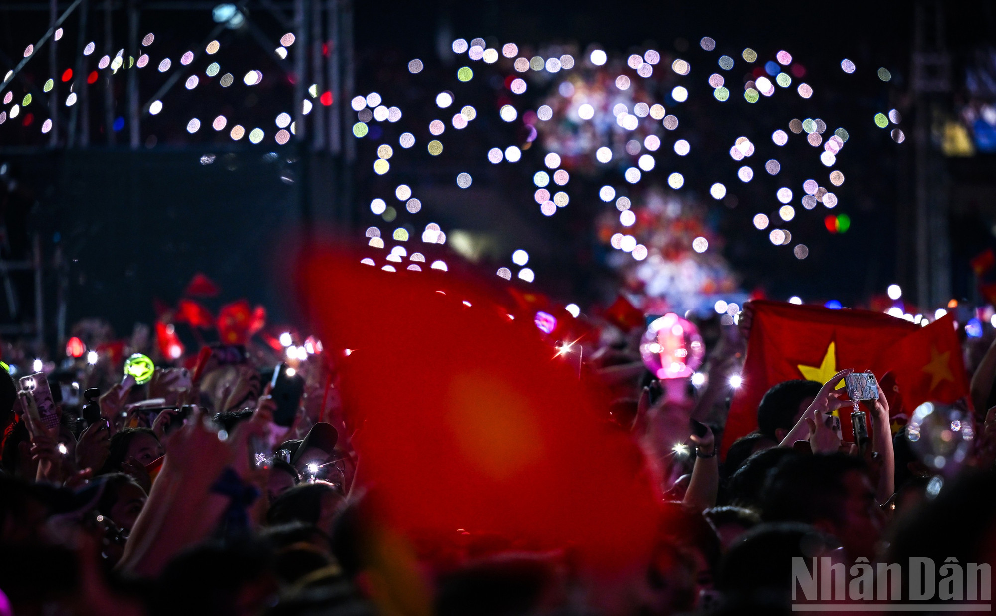 Ánh sáng lung linh huyền ảo từ những làn sóng lightstick từ phía khán giả. ndo_br_27a.jpg