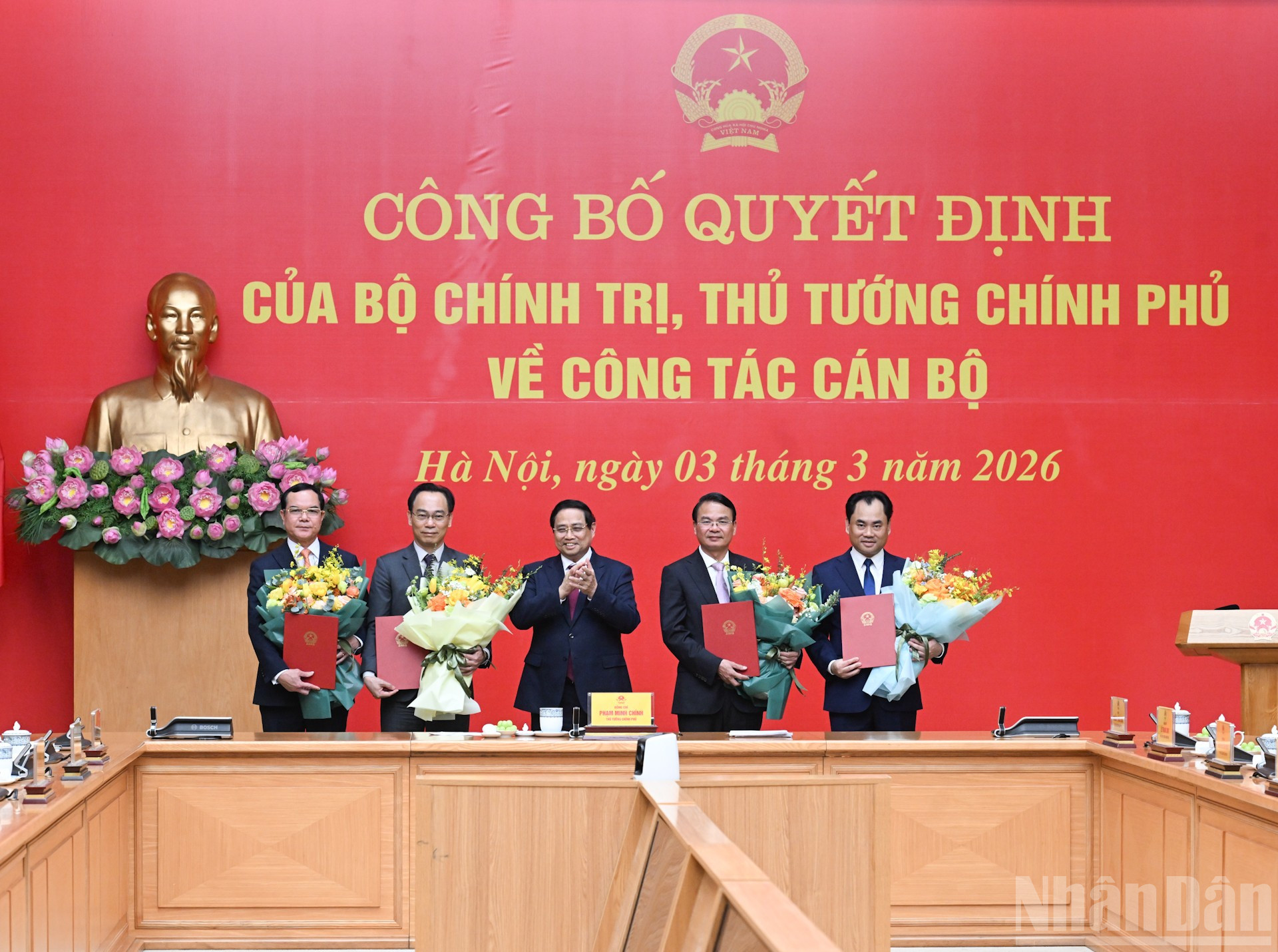 Thủ tướng Phạm Minh Chính trao quyết định, tặng hoa các đồng chí mới được bổ nhiệm.