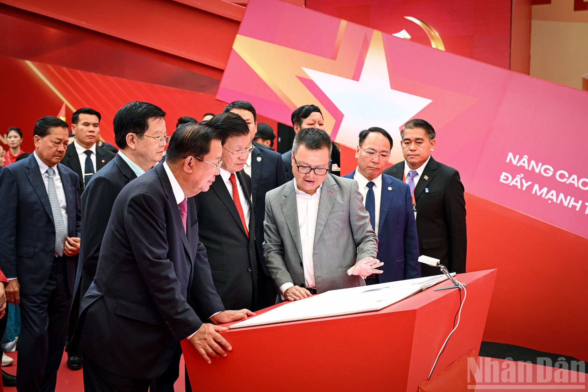 Tổng Biên tập Báo Nhân Dân Lê Quốc Minh tận tình giới thiệu về không gian trung tâm của Triển lãm mang chủ đề “95 năm cờ Đảng soi đường” giới thiệu các thành tựu trong quá trình hình thành và phát triển của Đảng Cộng sản Việt Nam, do Báo Nhân Dân đảm nhận thực hiện. ndo_br_4.jpg