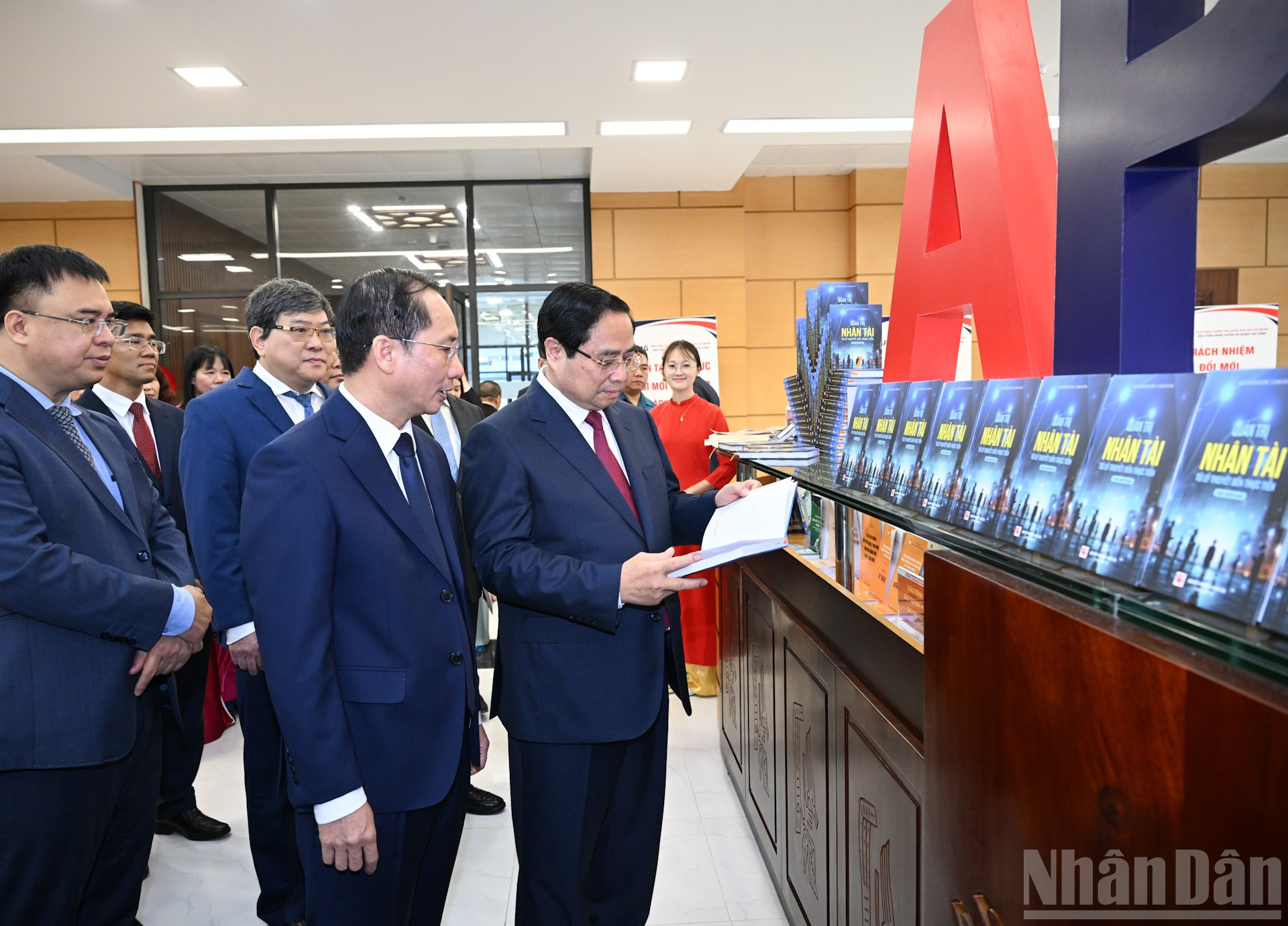 Thủ tướng Phạm Minh Chính và các đại biểu tham quan khu trưng bày sách và giới thiệu về các hoạt động của Học viện.