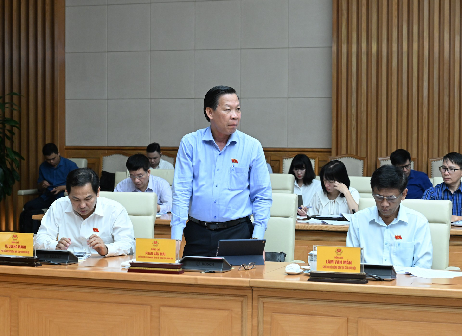 Der Vorsitzende des Wirtschafts- und Finanzausschusses der Nationalversammlung, Phan Van Mai, hielt auf der Konferenz eine Rede. dsc-6984.jpg