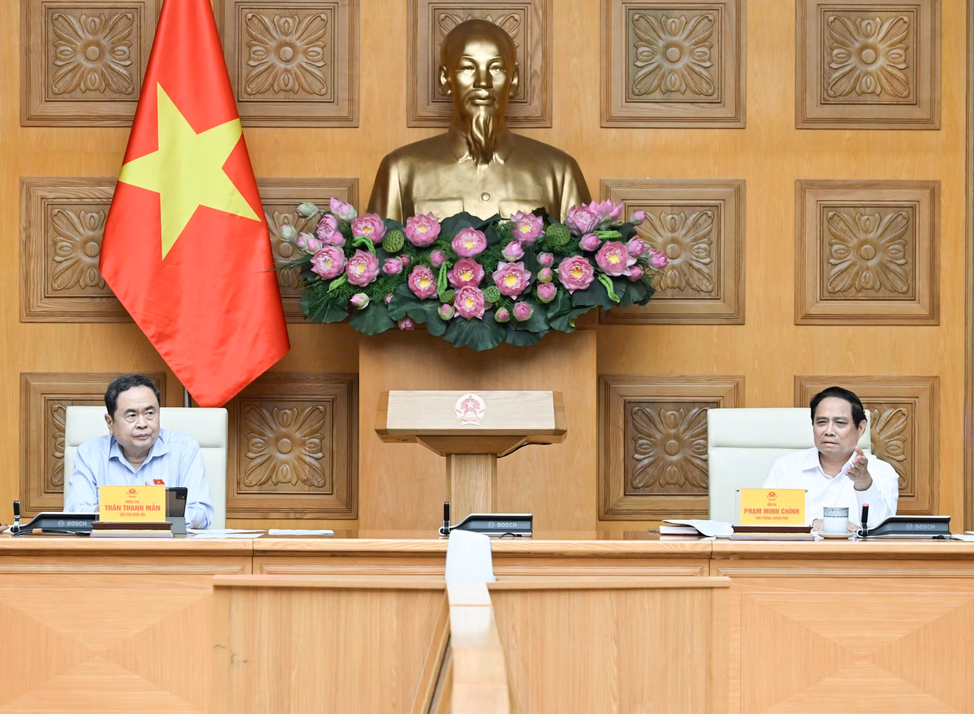 Thủ tướng Chính phủ Phạm Minh Chính và Chủ tịch Quốc hội Trần Thanh Mẫn đồng chủ trì hội nghị.