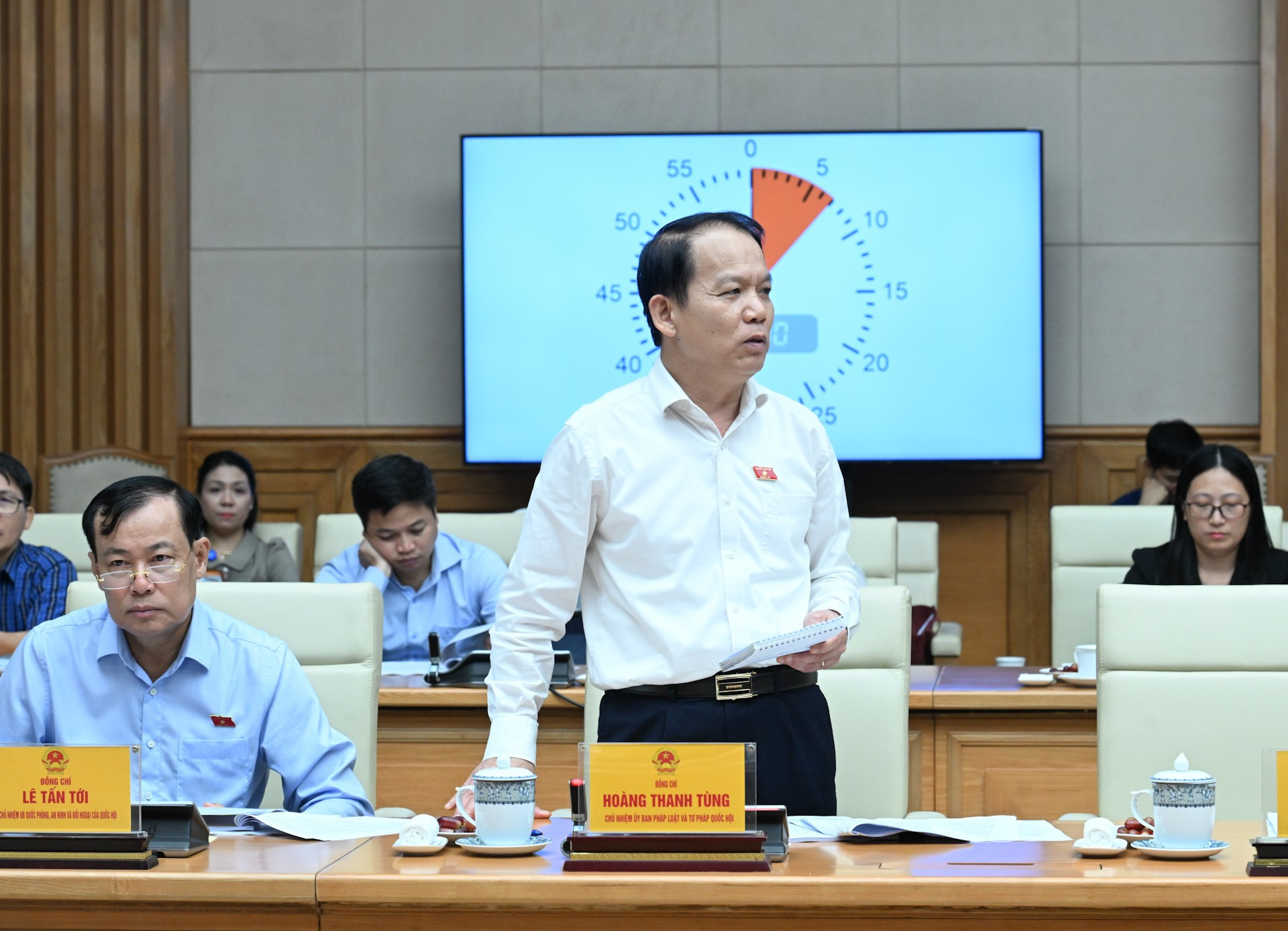 Der Vorsitzende des Ausschusses für Recht und Justiz der Nationalversammlung, Hoang Thanh Tung, spricht auf der Konferenz. dsc-6996.jpg