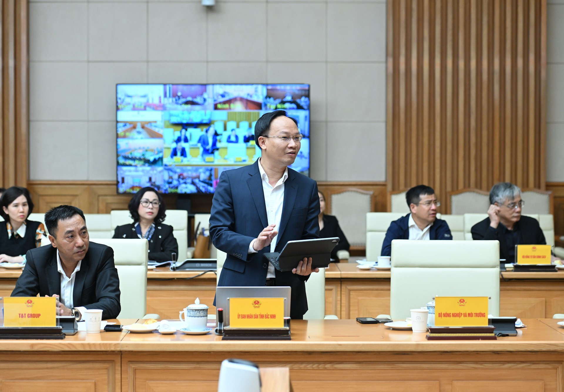Phó Chủ tịch Ủy ban nhân dân tỉnh Bắc Ninh Phạm Văn Thịnh phát biểu ý kiến tại hội nghị. dsc-0310.jpg