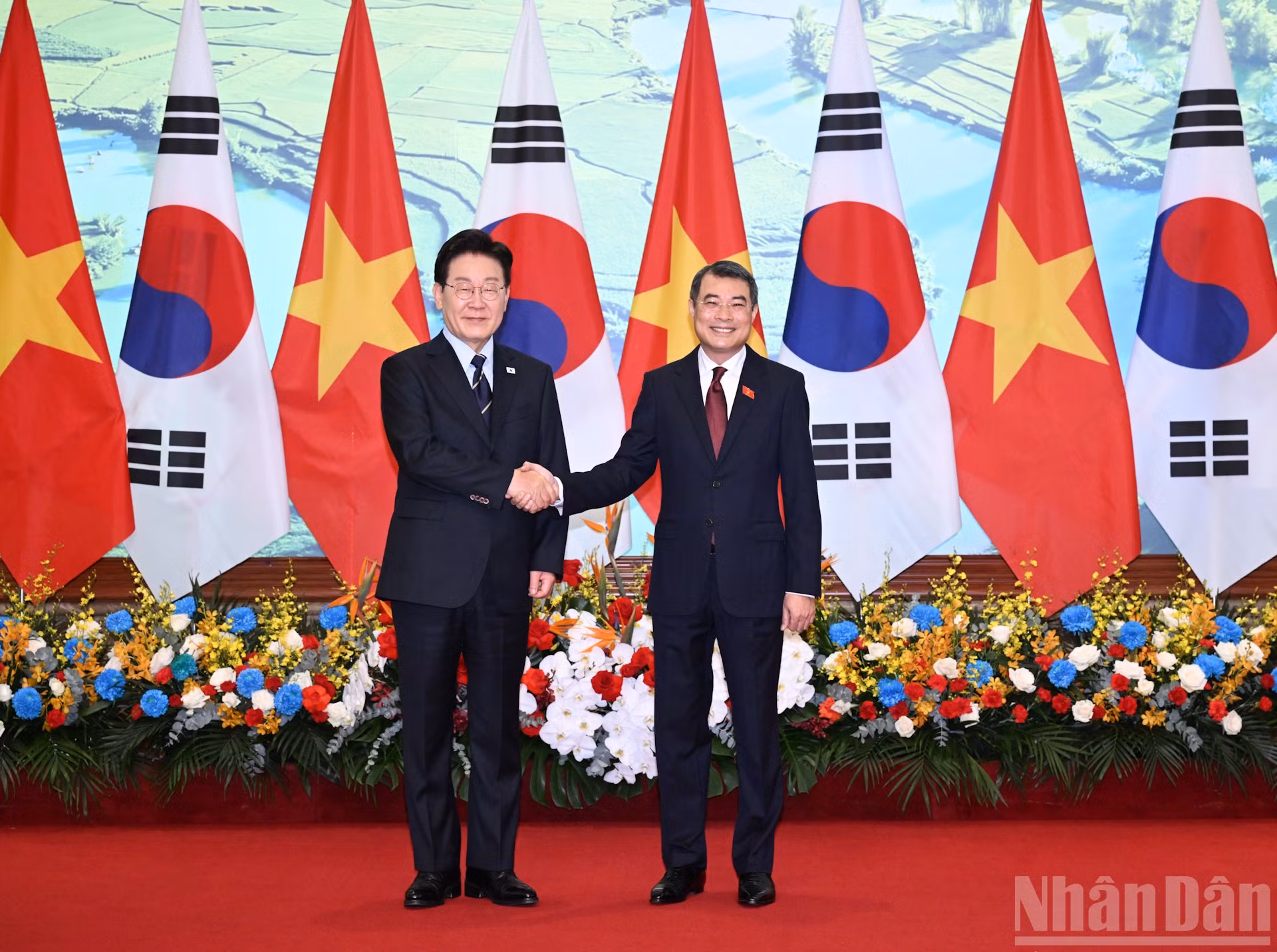 Thủ tướng Lê Minh Hưng đón Tổng thống Hàn Quốc Lee Jae Myung.