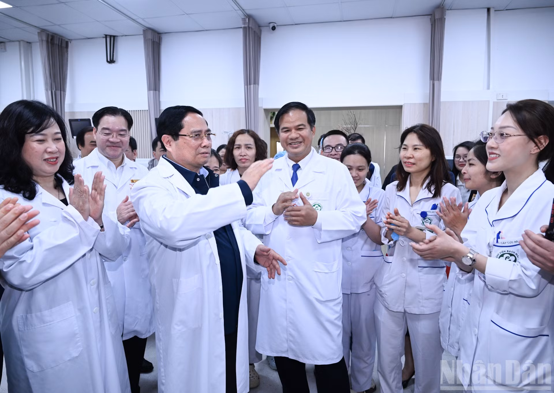 Thủ tướng Phạm Minh Chính chúc Tết, giao nhiệm vụ cho các cán bộ, bác sĩ, nhân viên y tế Bệnh viện Bạch Mai.
