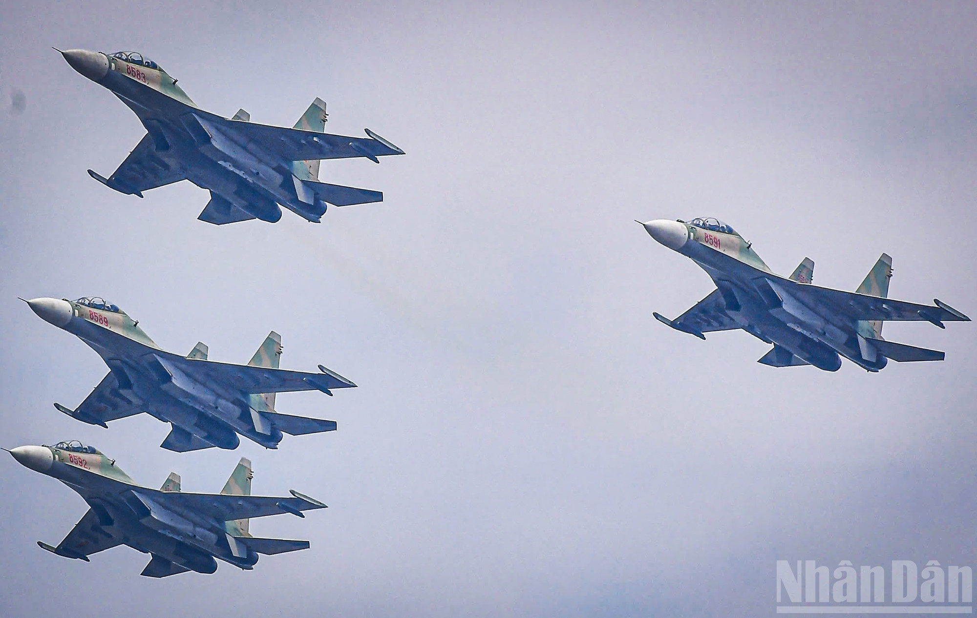 L-39NG編隊に続いて、首都の空は「キングコブラ」ことSu-30MK2の轟音で揺れたかのようだった。これはベトナム軍の最新鋭戦闘機で、2006年12月から運用が開始されている。 ndo_br_272186d5b64e3e10675f.jpg
